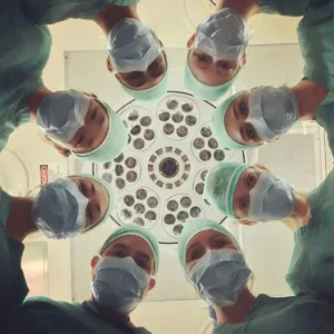 Medizinstrafrecht Österreich – OP-Team im Operationssaal, Strafverteidigung für Ärzte bei Behandlungsfehlern