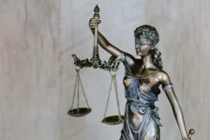 Justitia Statue – Strafantrag und Anklageschrift im österreichischen Strafverfahren