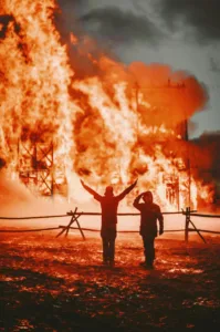 Brandstiftung § 169 StGB – Feuerwehr bei Gebäudebrand