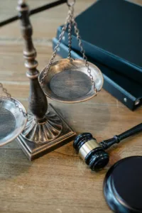 Erpressung § 144 StGB Österreich – Waage und Richterhammer