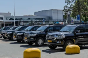 Polizeifahrzeuge am Flughafen – Symbolbild Auslieferung und Europäischer Haftbefehl