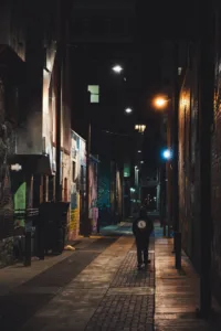 Dunkle Gasse bei Nacht – Symbolbild kriminelle Vereinigung § 278 StGB