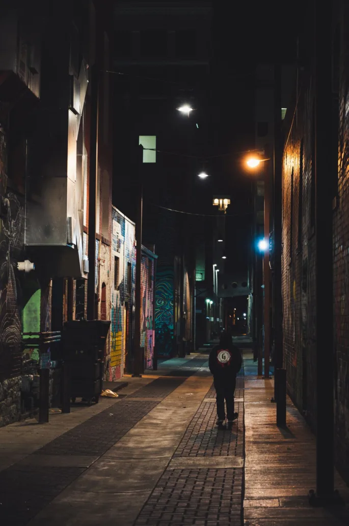 Dunkle Gasse bei Nacht – Symbolbild kriminelle Vereinigung § 278 StGB