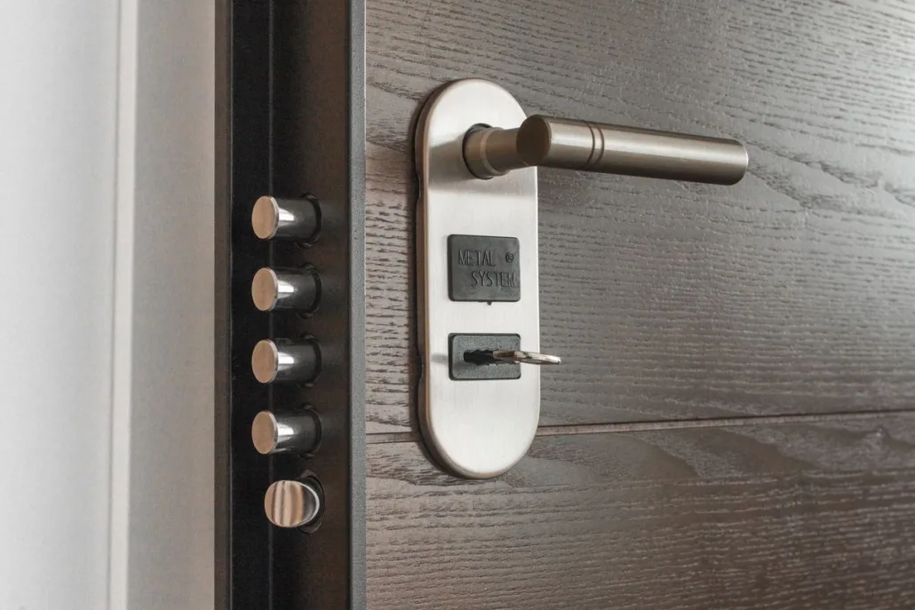 Symbolbild: geschlossene Wohnungstür mit steckendem Schlüssel – Betretungsverbot beim Vorwurf häuslicher Gewalt