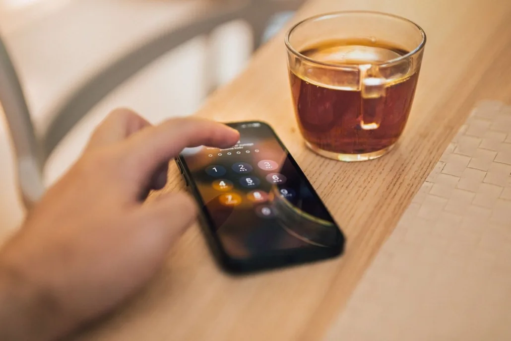 Symbolbild: Smartphone mit gesperrtem Bildschirm und Code-Eingabe – Hacking-Vorwurf nach § 118a StGB
